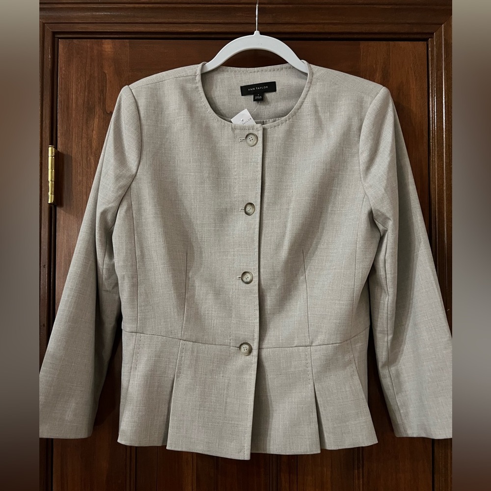 ANN TAYLOR Women’s Jacket. BRAND NEW NEVER WORN. Tan Color. Size 6.